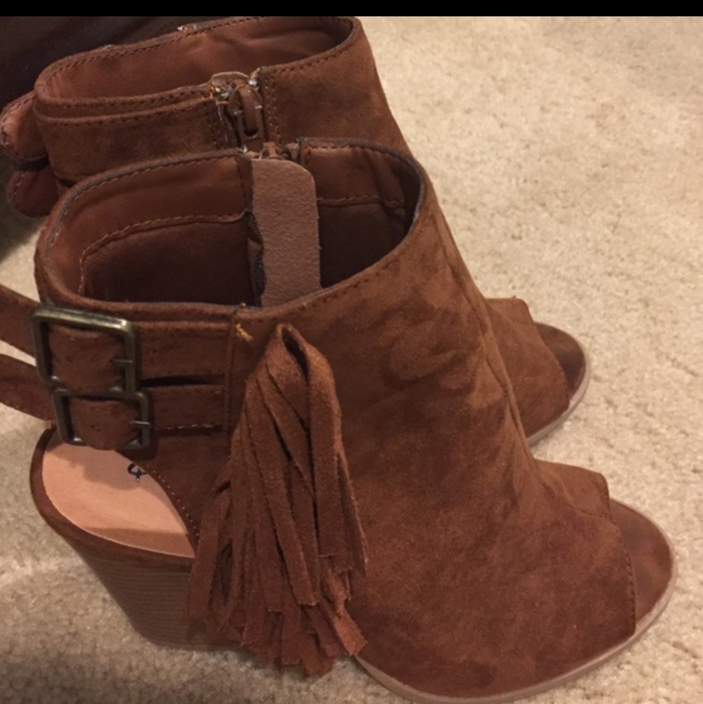 Quaid fringe heels